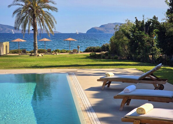 Outdoor pool - Private Beachfront Villa, Experience beauty, luxury and serenity, all in one. (Pigadia)