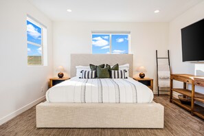 3 bedrooms, desk, iron/ironing board, free WiFi - Suncrest: Spacious 3BR condo in La Quinta with mountain views, steps from PGA courses. (La Quinta)