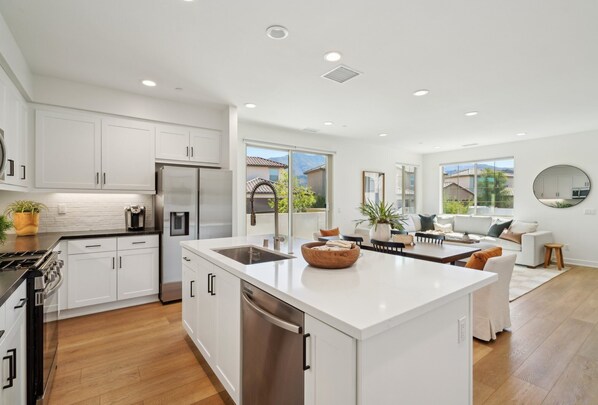 Refrigerador, microondas, horno y parrilla de estufa 