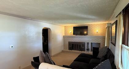 3-bedroom house in beautiful Yorktown, IN. Close to Ball State.