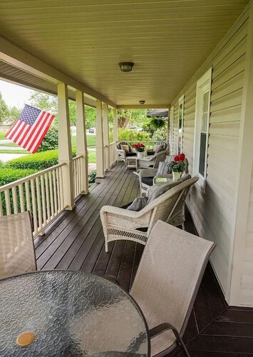 3-bedroom house in beautiful Yorktown, IN. Close to Ball State.