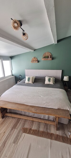 4 bedrooms, iron/ironing board, WiFi, bed sheets