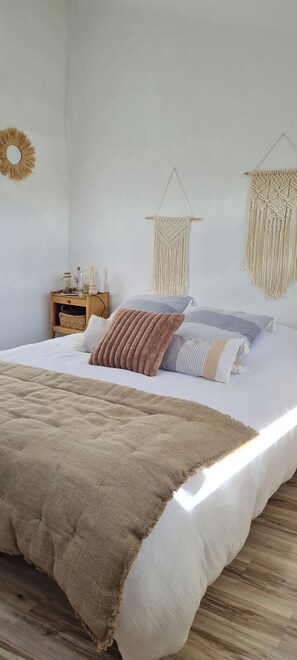 4 bedrooms, iron/ironing board, WiFi, bed sheets