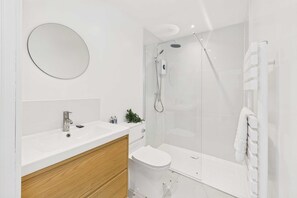 House | 1 bedroom, desk
