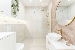 Produtos de toalete biodegradáveis, secador de cabelo, toalhas de banho