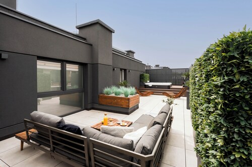 Jacuzzi Haven in Warsaw •Private Terrace & free Parking • High-speed WIFI