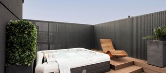 Jacuzzi Haven in Warsaw •Private Terrace & free Parking • High-speed WIFI