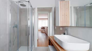 Douche, sĂšche-cheveux, bidet, serviettes fournies