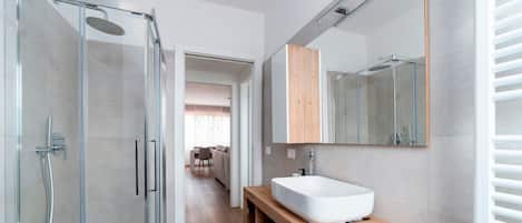 Bruser, hårtørrer, bidet, håndklæder