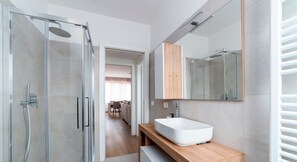 Dusj, hårføner, bidé og håndklær