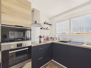 Kühlschrank, Mikrowelle, Ofen, Geschirrspüler