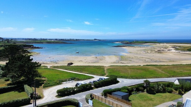 A coastal landscape with a sandy beach, a clear blue sky, and a view of the sea. - Sea view – House for 6 – 100 m from the beach (Plouguerneau)