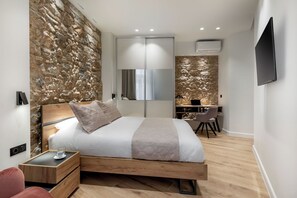 Deluxe appartement, 2 slaapkamers, uitzicht op stad | Een kluis op de kamer, geluiddichte muren, een strijkplank/strijkijzer