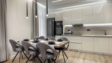 Leilighet – deluxe, 2 soverom, byutsikt | Oppholdsområde | TV