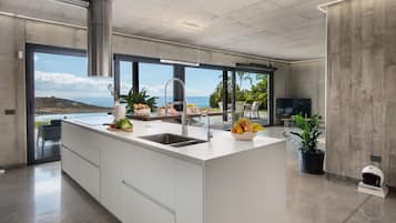 Refrigerador, microondas, horno y lavavajillas