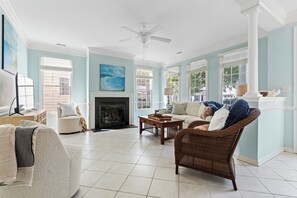 Een smart-tv en een open haard