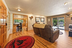 Una televisión, una chimenea