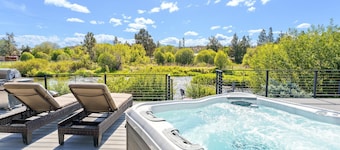 Riverfront Paradis in Tumalo – Otter Run - Hot Tub, Sauna, Deck, Pet Friendly!