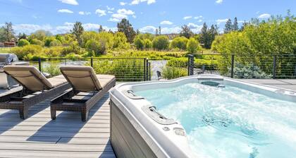 Riverfront Paradis in Tumalo – Otter Run - Hot Tub, Sauna, Deck, Pet Friendly!
