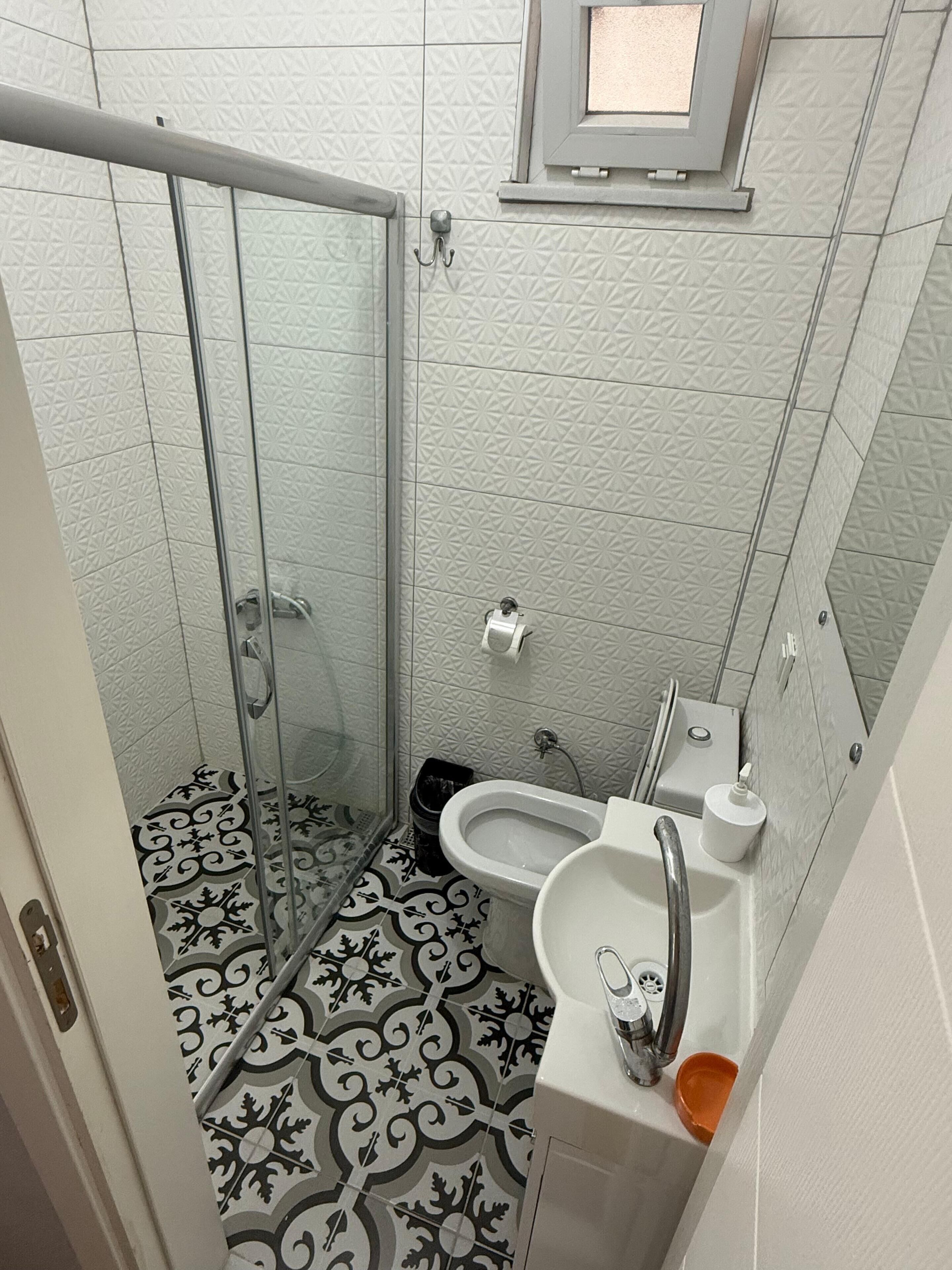 Quarto duplo standard | Banheiro | Secador de cabelo (mediante solicitação), toalhas de banho, sabonete 