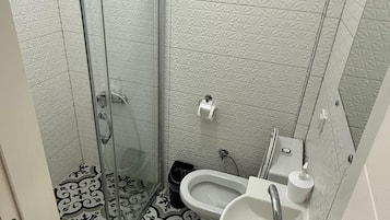 Quarto duplo standard | Banheiro | Secador de cabelo (mediante solicitação), toalhas de banho, sabonete