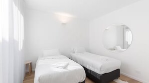 3 dormitorios, tabla de planchar con plancha, wifi gratis y ropa de cama