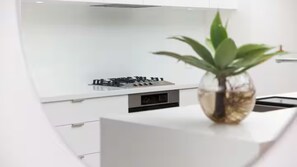 Fridge, microwave, oven, dishwasher - The Avenue - in Historic downtown Sawtell (Sawtell)