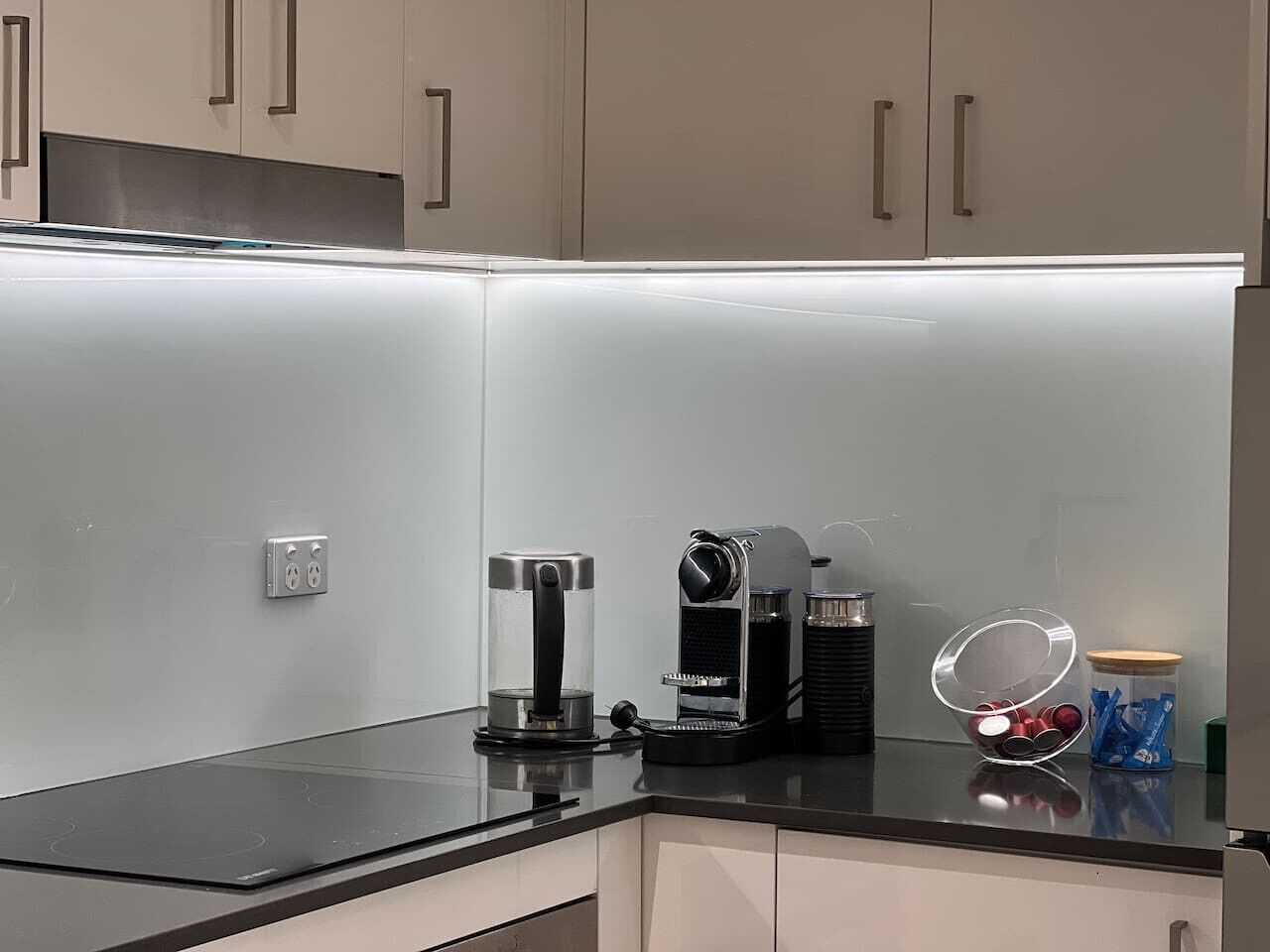 Een koffiezetapparaat/waterkoker, een koelkast, een magnetron, een oven