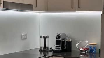 Een koffiezetapparaat/waterkoker, een koelkast, een magnetron, een oven