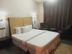 Desk, laptop workspace, free WiFi - golden tulip essential (Owerri)