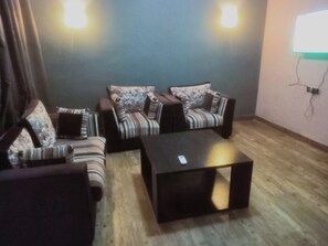 Luxury Suite, City View | Living room
