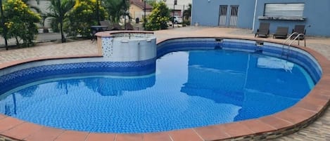 2 albercas al aire libre