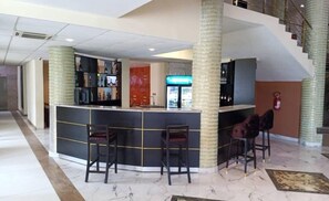 2 bars/lounges