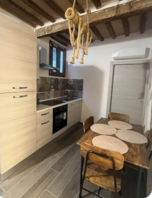 Uuni, astianpesukone, keittoastiat/astiat/ruokailuvälineet