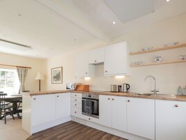 Frigorífico, microondas, tostadora y utensilios de cocina