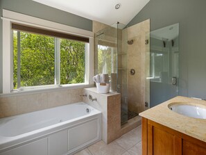Douche, baignoire à jets, sèche-cheveux