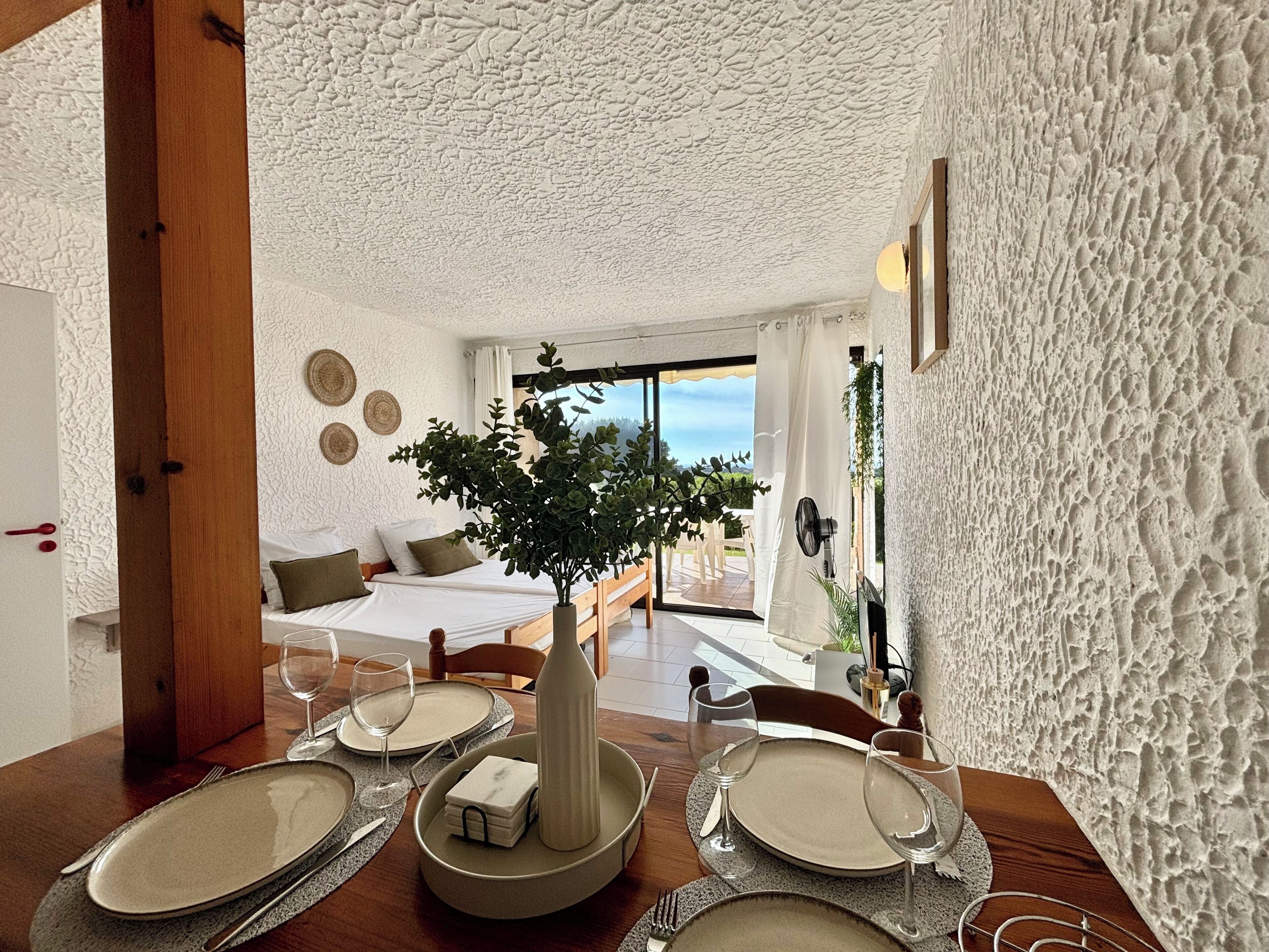 Planxa i posts de planxar, wifi gratuïta i roba de llit 