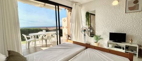 Tabla de planchar con plancha, wifi gratis y ropa de cama