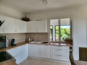 Micro-ondes, four, plaque de cuisson, lave-vaisselle