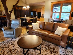 TV, fireplace - The Tree House at Boulder Run (Heber Springs)