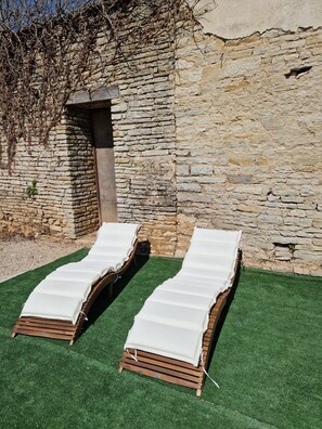 Property grounds - Group home in Burgundy: L'Antre Amis - Spacious accommodation for family and friends (Molesme)