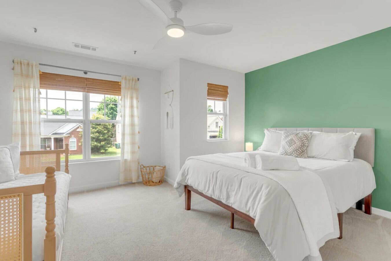 4 bedrooms, desk, iron/ironing board, travel crib