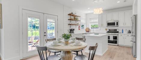 Réfrigérateur, four à micro-ondes, un four, surface de cuisson