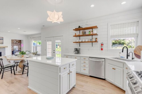 Pristine 4BR w/ Fire Pit, Walk to Starbucks & Swig