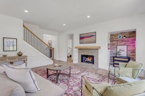 Téléviseur, foyer, table de baby-foot