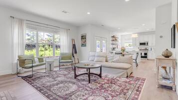 Een televisie, een open haard en tafelvoetbal