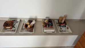 A kitchen counter with four trays of bread and pastries. - Le Camere sul Golfo (Gallipoli)