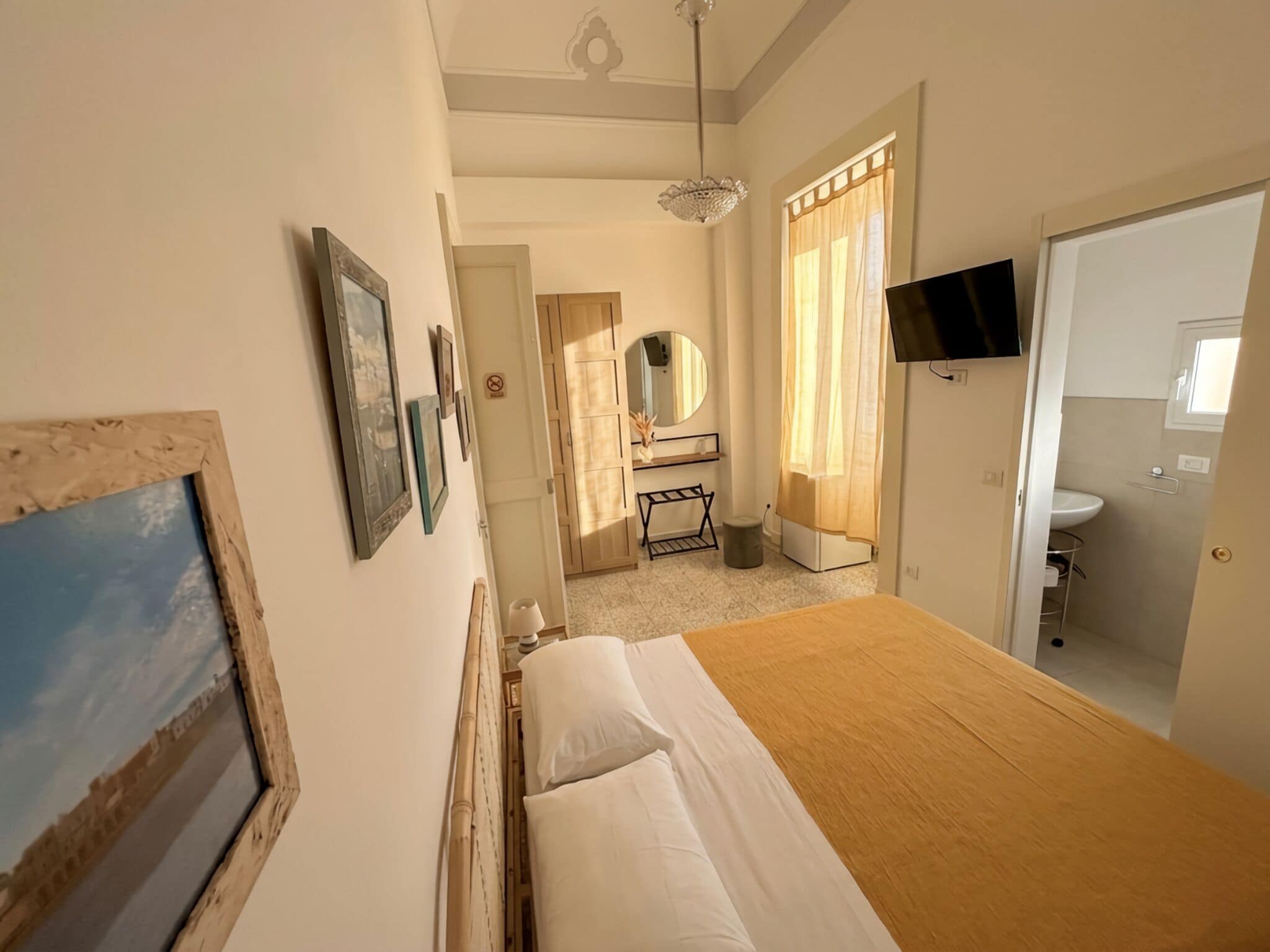 Phòng đôi tiện nghi đơn giản, quang cảnh một góc biển | Truy cập Internet không dây miễn phí, bộ trải giường 