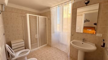 Superior-Vierbettzimmer, Meerblick | Badezimmer | Dusche, Haartrockner, Handtücher, Seife