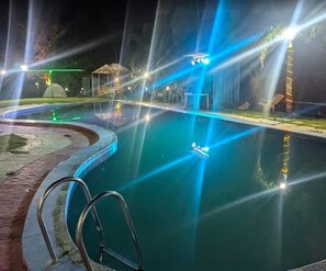 Outdoor pool - Hotel Krushnai Athavan Farm House (Mawal)